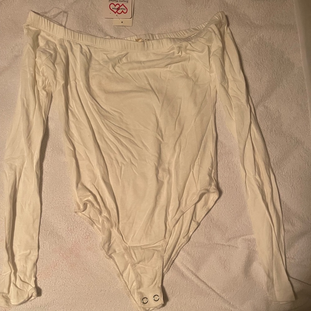 White long-sleeved / off the shoulder bodysuit